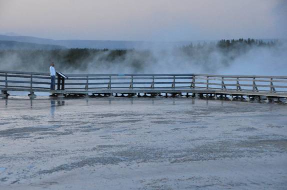 caminhando pela área da Grand Prismatic Pool, no Yellowstone National Park, em Wyoming, nos Estados Unidos